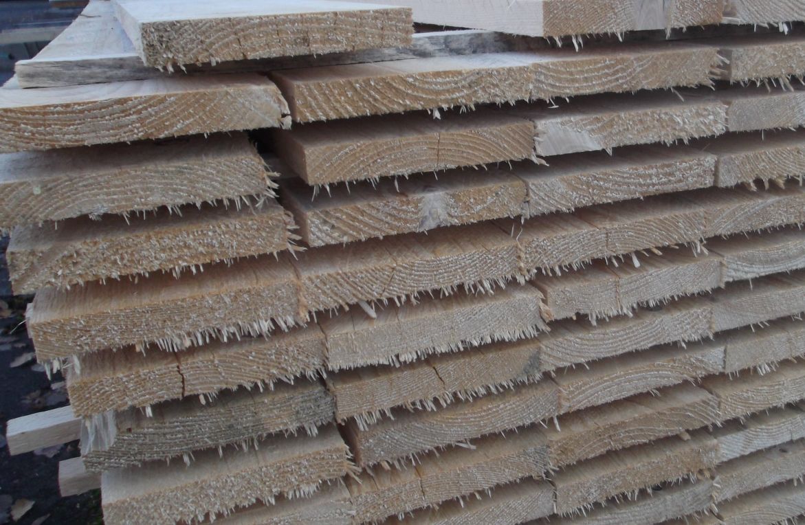 Bretter bes. 24x140mm, Länge: 4,00m

sägefrisch, sägerau, roh, Holzfeuchte > 30% ! 

Die jahreszeitlich bedingte Bläue des Schnittholzes ist 

zu akzeptieren und stellt keinen Reklamationsgrund dar. 


