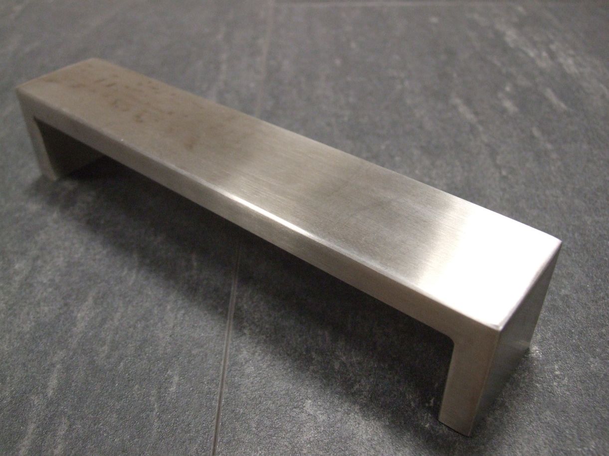 Möbelgriff 1739-202N1, Edelstahl,

L= 192/202 mm

