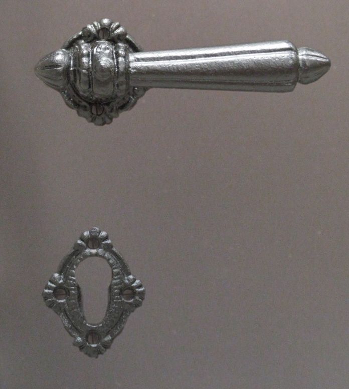 Drückergarnitur 8373 mit 8728/130 

Eisen gegossen, schwarz bestehend aus:

2x Drückerrosette 8373/D

2x PZ Rosette 8373/PZ

1x Drückerpaar 8728/130

1xReduzierhülse

incl. Vierkantstift für TS 90 und Schrauben

