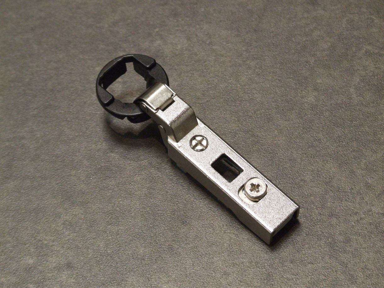 Gelenkband Intermat 9904  für Glastür, 

Topf 26 mm, einliegend, Öffnungswinkel 95°, 

72968     Abverkauf / Sonderpreis

