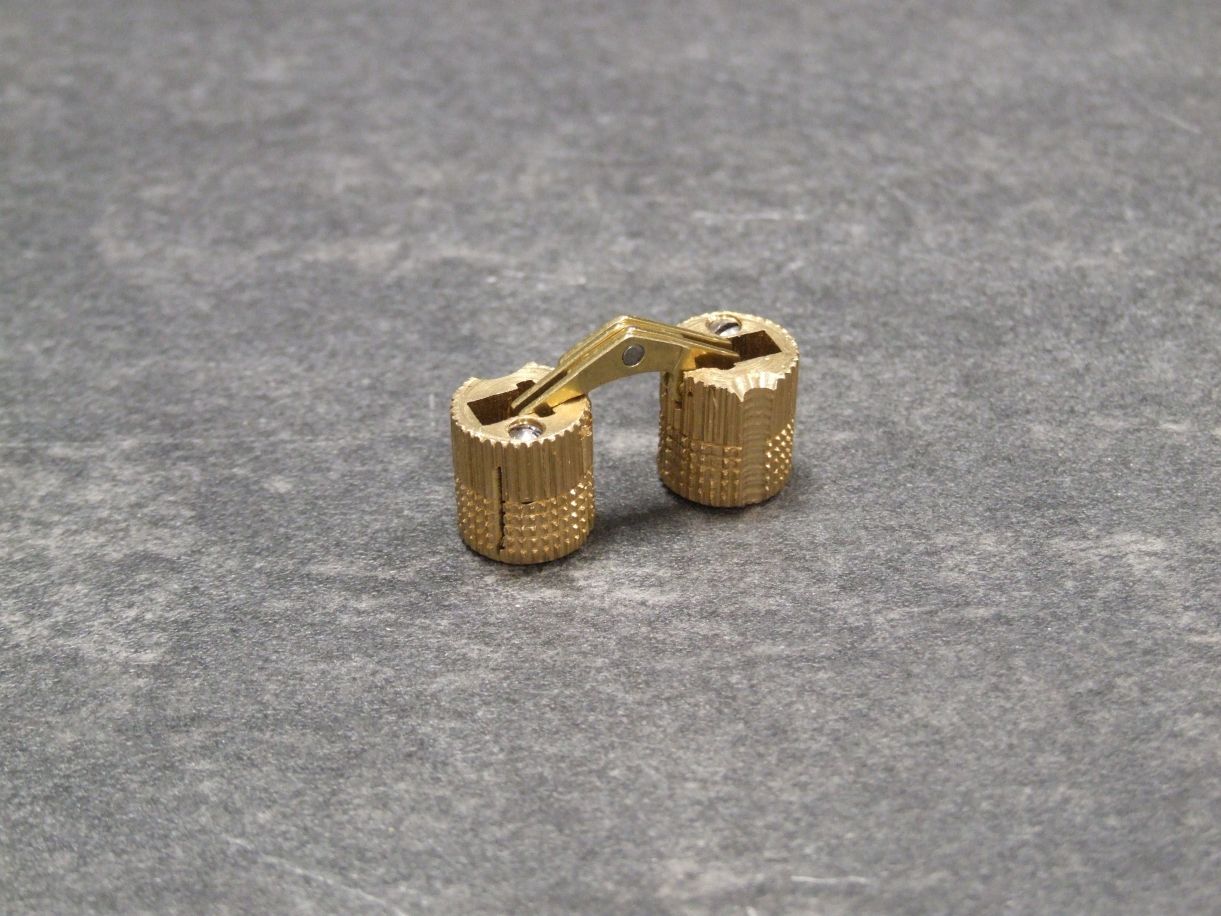Zysa Scharnier für Holzdicke 17-22 mm

Messing matt, Bohrtiefe 13,5 mm

Fuge 3,5 mm, Achsmaß 20 mm mittig

Topfabstand 2,2 mm

1VE=48 Stück

