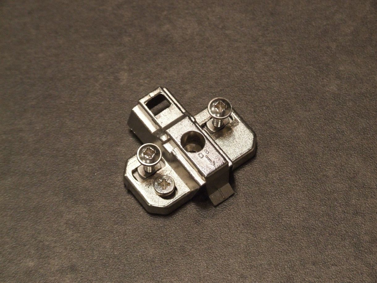 Bodenplatte System 9000, LR 37 mm, 

mit Exzenter-Höhenverstellung, D= 8,0 mm, 

vormontierte Holzschrauben, 0043025

Abverkauf / Sonderpreis

