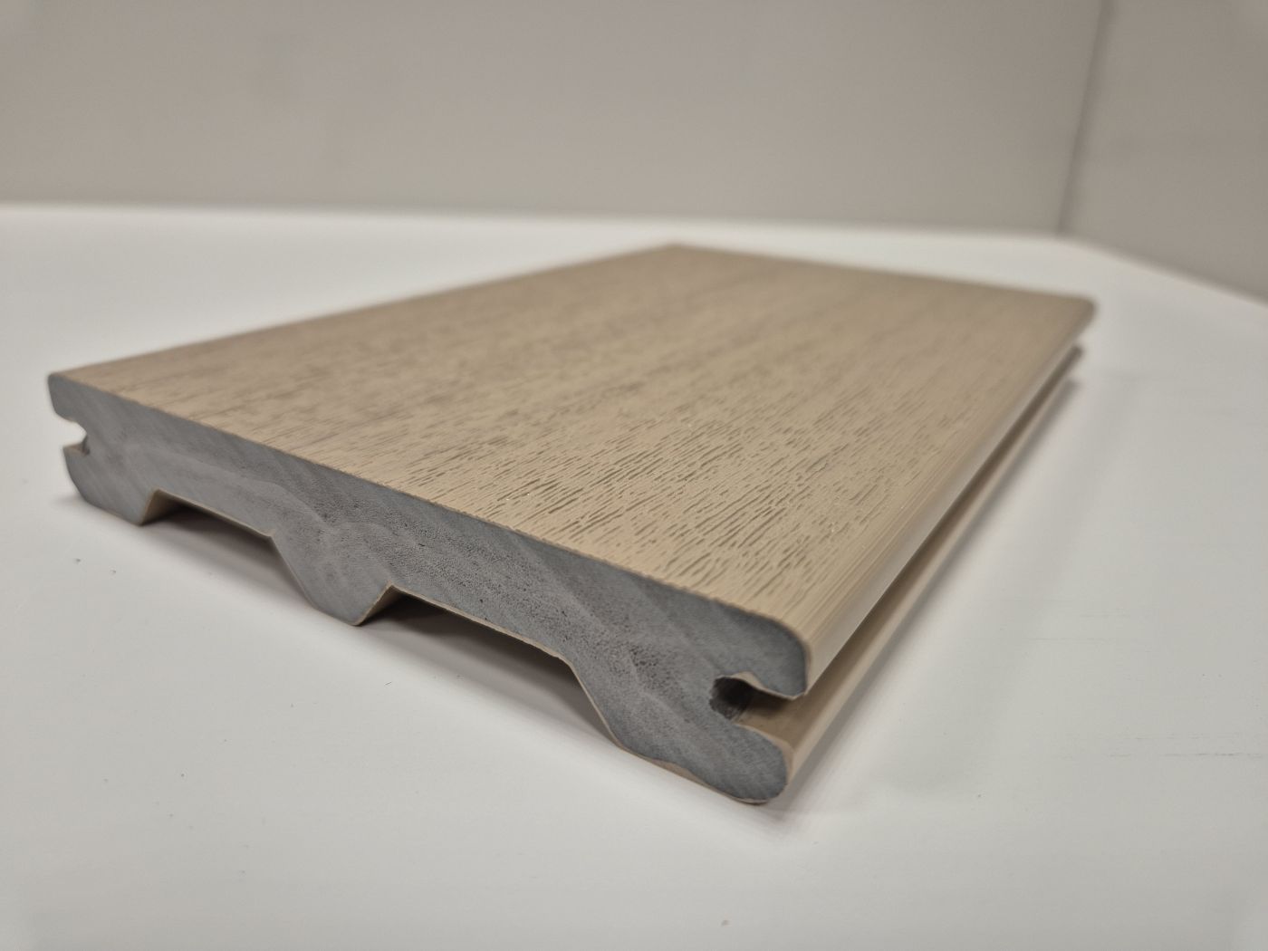 Terrassendiele Kunststoff 

KERAMA Solera , M-Profil 

23x133mm, Toscana Teak 

Länge: 3,60m

