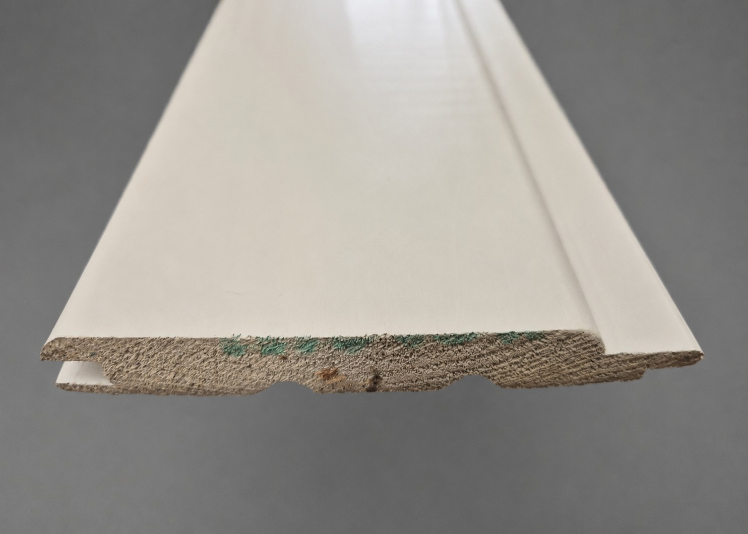 Rundprofil Fichte endbehandelt RAL 7035 

Lichtgrau (Remmers), A/B-Sort. 19x121 mm 

Sonderposten - mit leichten Oberflächenfehlern! 

Art. 38201852 - Länge: 5,40 m

