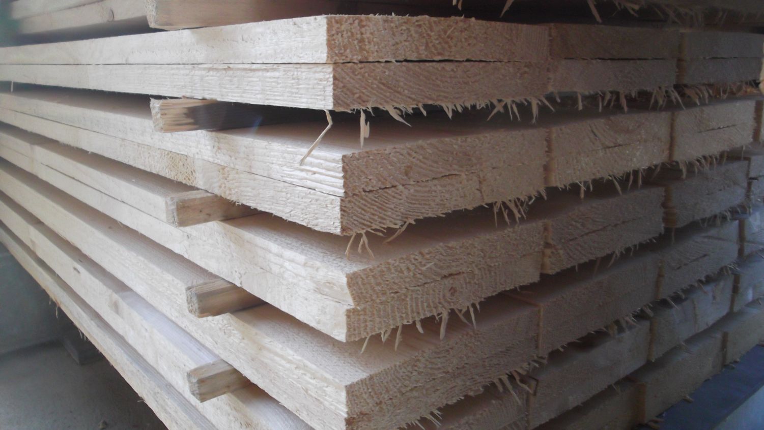 Bretter bes. aus 25x200mm, Länge : 5,00m

Nadelholz, sägerau, getrocknet Holzfeuchte < 25%, 

