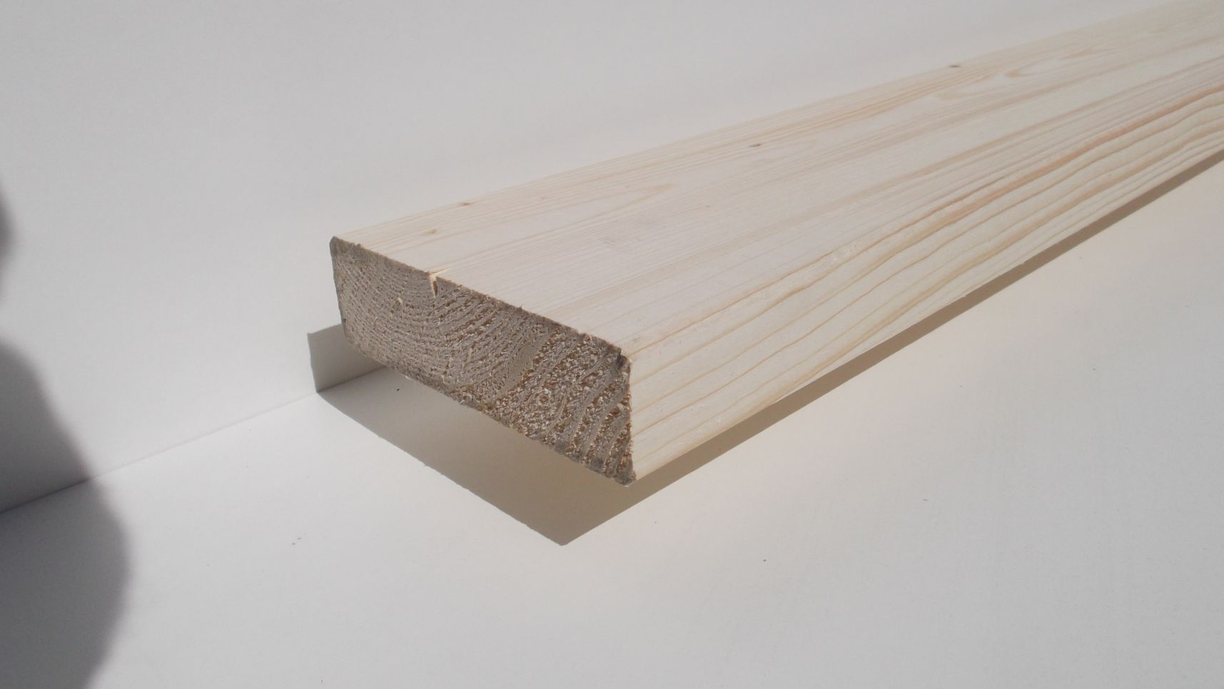 Konstruktionsholz Fichte NSi, S10/C24 

40x140mm, gehobelt,gefast, für den 

nichtsichtbaren Bereich, (nach CE EN 15497:2014)  

