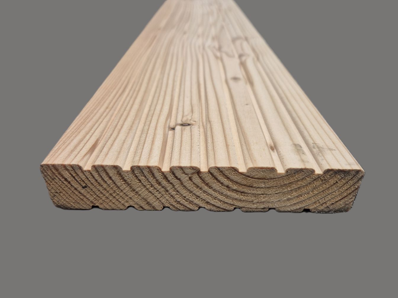 Terrassendiele Heimische Lärche us-hbf.

beidseitig grob geriffelt, gefast, 28x144 mm

Länge: 4,00m

