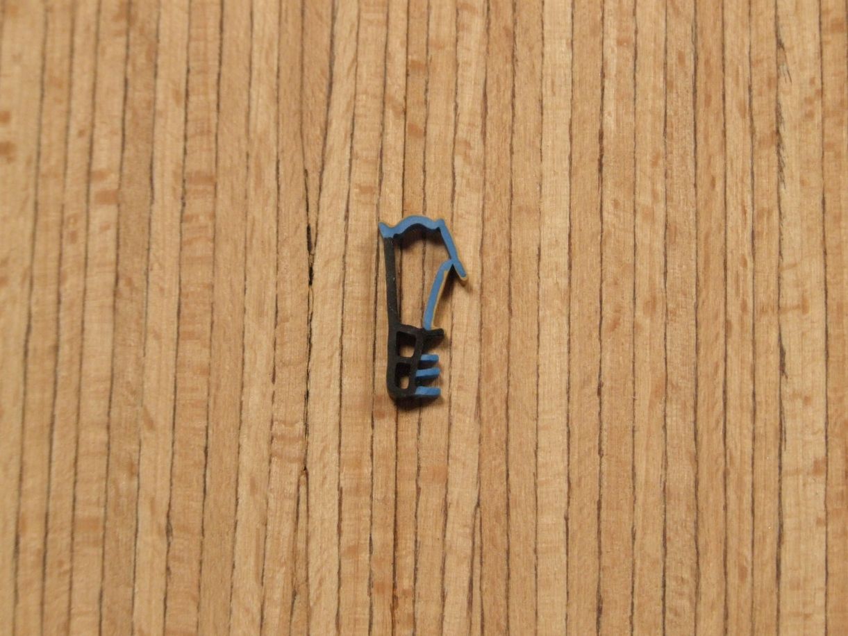 Dichtungsprofil FSW 125 beige

12 mm Falz, 5 mm Nut,  9 mm Kopfbreite

Rücken hart, Kopf &Fußlippe weich

