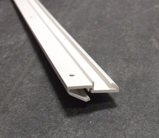 Schlagleiste 32x6x2750 mm, verdecktes 

Schrauben ähnlich RAL 9016; 239.93.765


