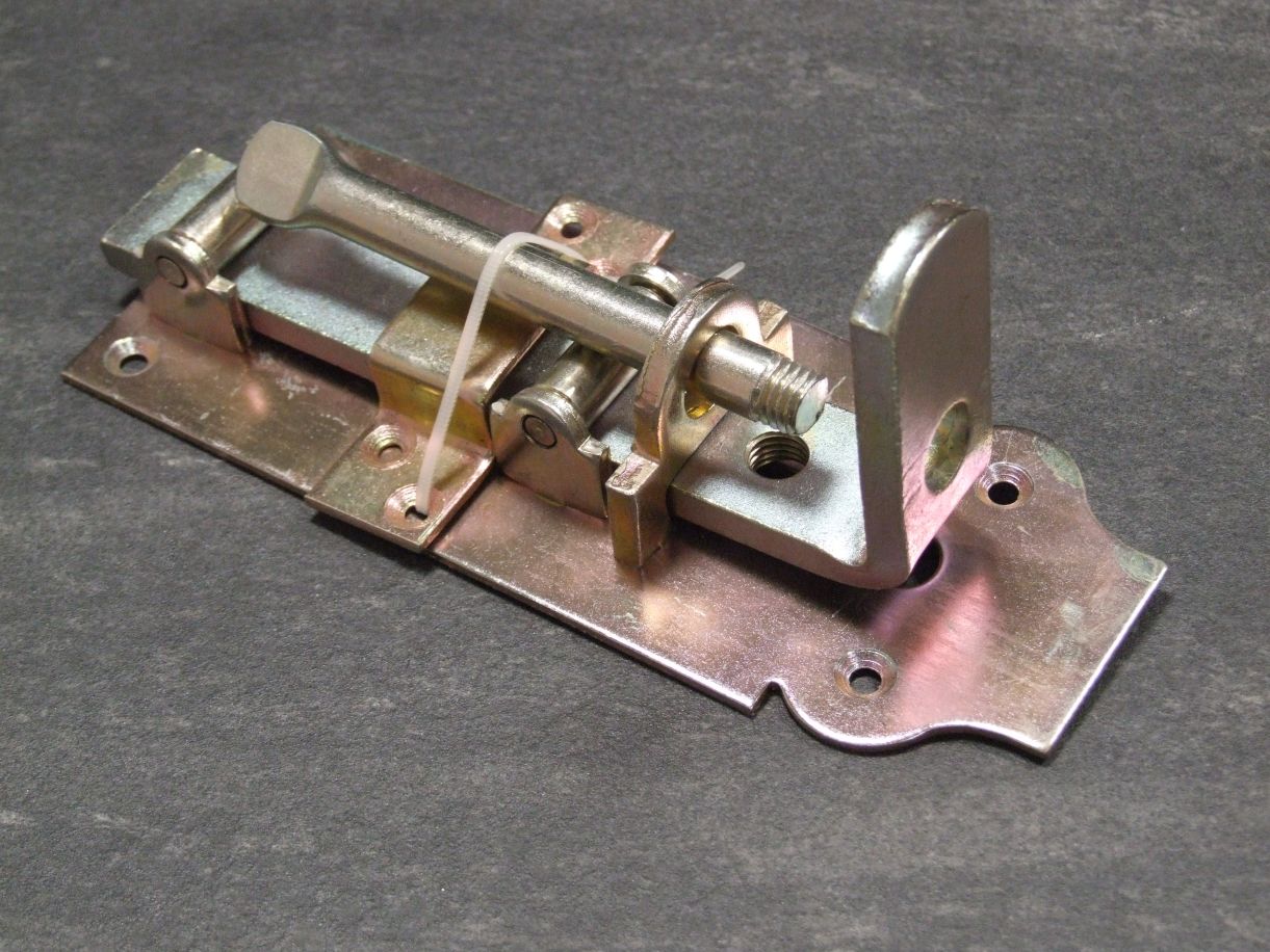 Stalltür-Rollen-Schlossriegel 200x80 mm, 

gerade,mit flachem Griff und Schlaufe, 

gelb verzinkt, 118815

