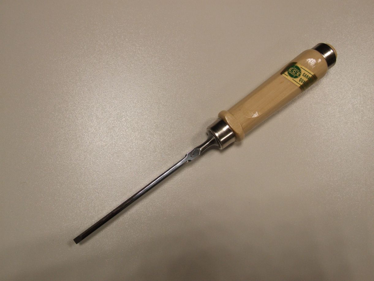Stechbeitel mit lackiertem 

Weißbuchenheft 500, 4 mm

