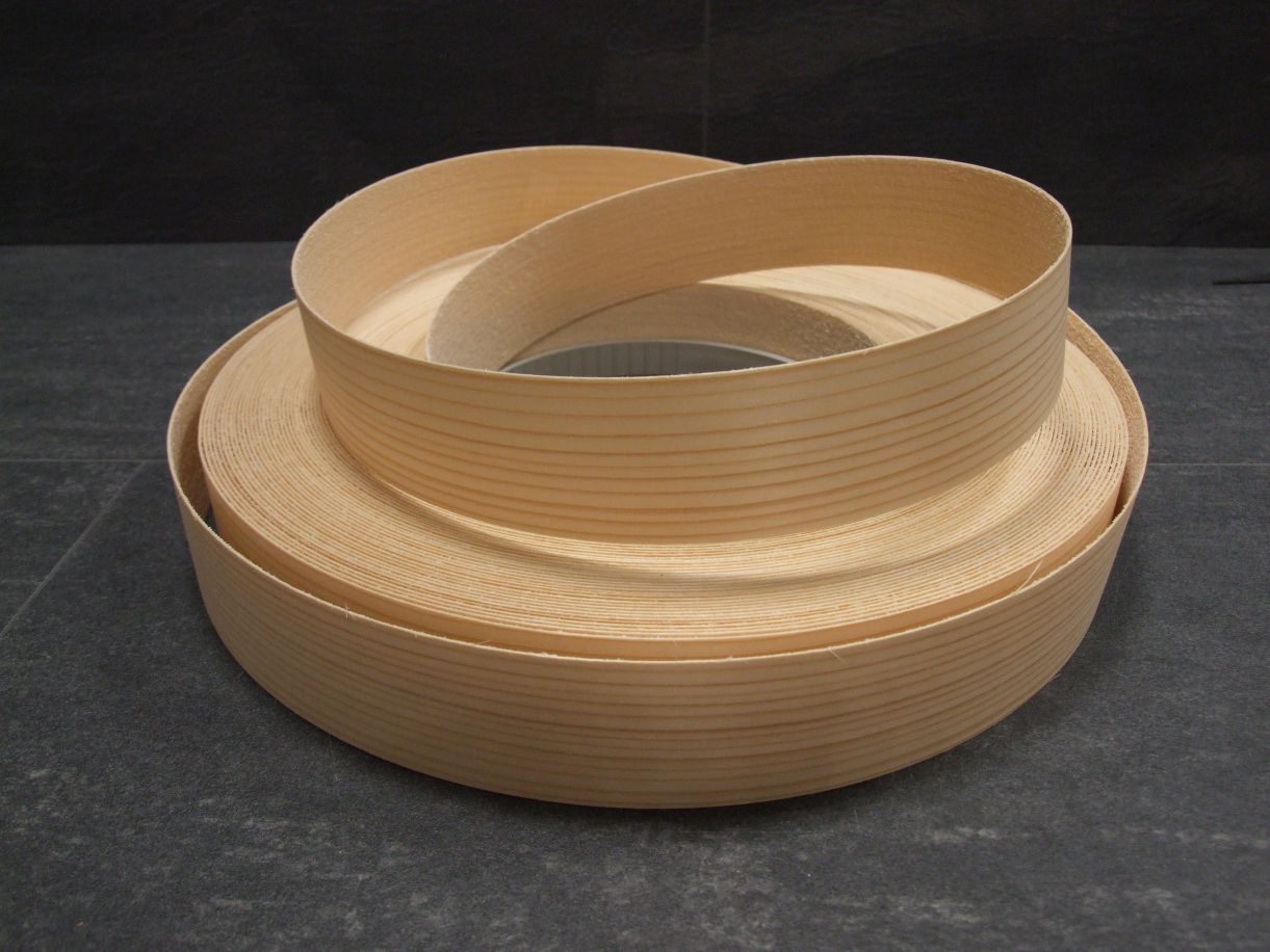 Furnierkante Fichte 0,5x43 mm,

mit Schmelzkleber, 071.5000.04305

