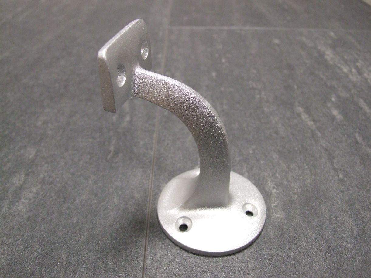 Handlaufhalter gerade Auflage, 

3 Schraublöcher, Aluminium F1, 34.36.0070

Platte Ø 56 mm, Wandabstand 75 mm


