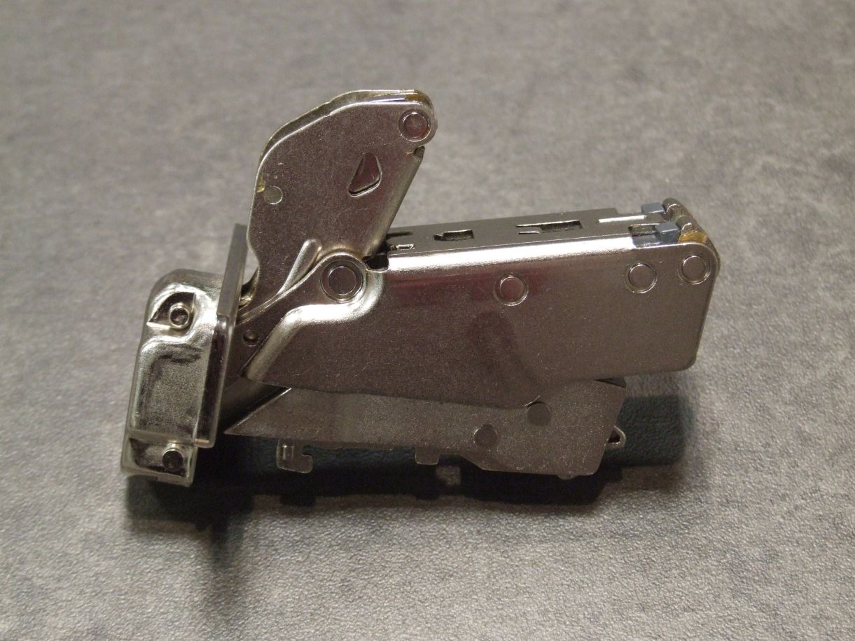 Gelenkband Sensys Null-Einsprung, 165°

ohne Dämpfung, Schließautomatik, halb 

vorliegend,zum Anschrauben, 

(mit Platte 8099 verwenden) 9099760

Abverkauf / Sonderpreis

