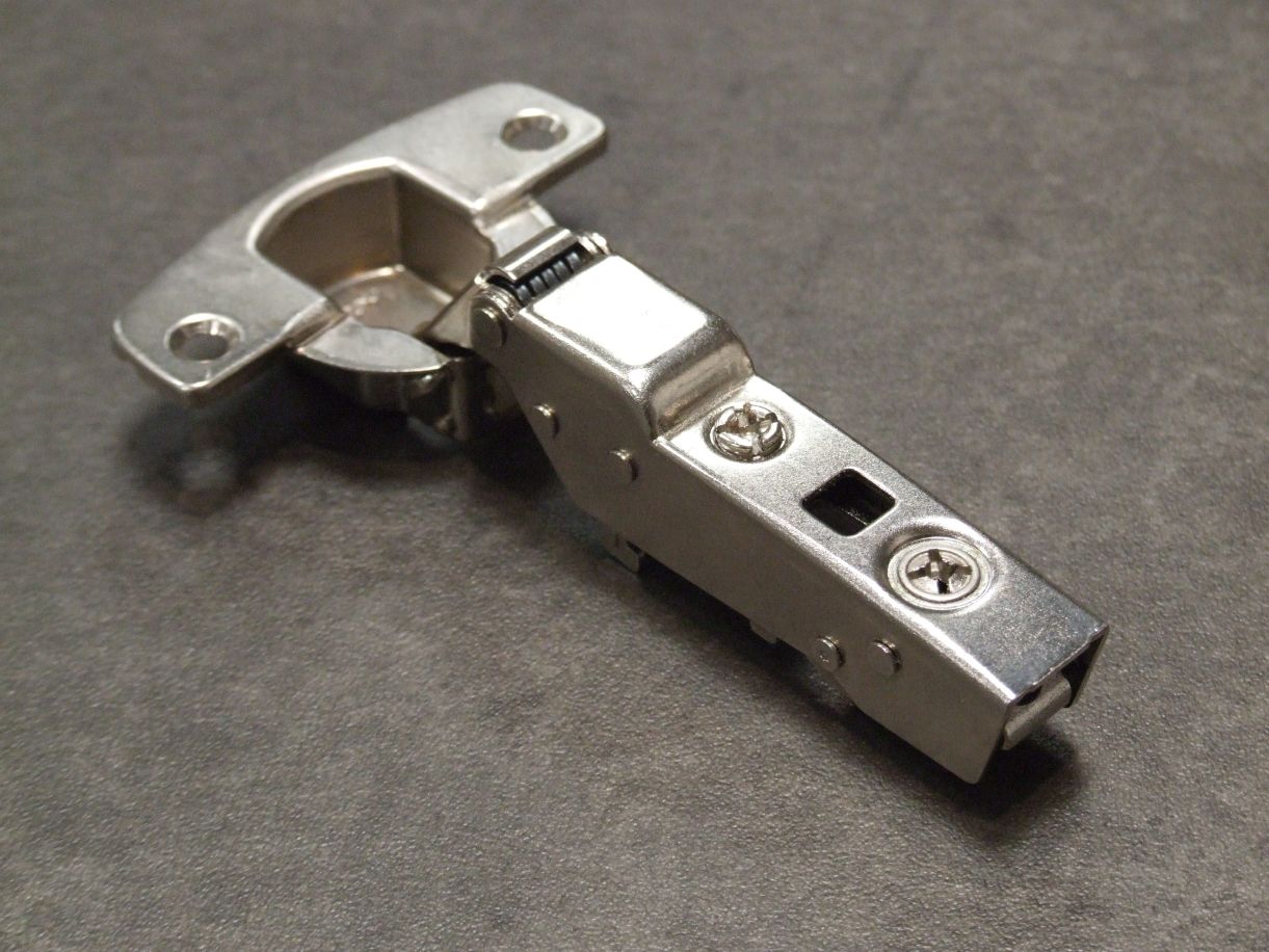 Gelenkband Sensys, 110°, 

ohne integrierte Dämpfung, 

mit Schließautomatik, halb vorliegend, 

zum Anschrauben, 9073639

Abverkauf / Sonderpreis


