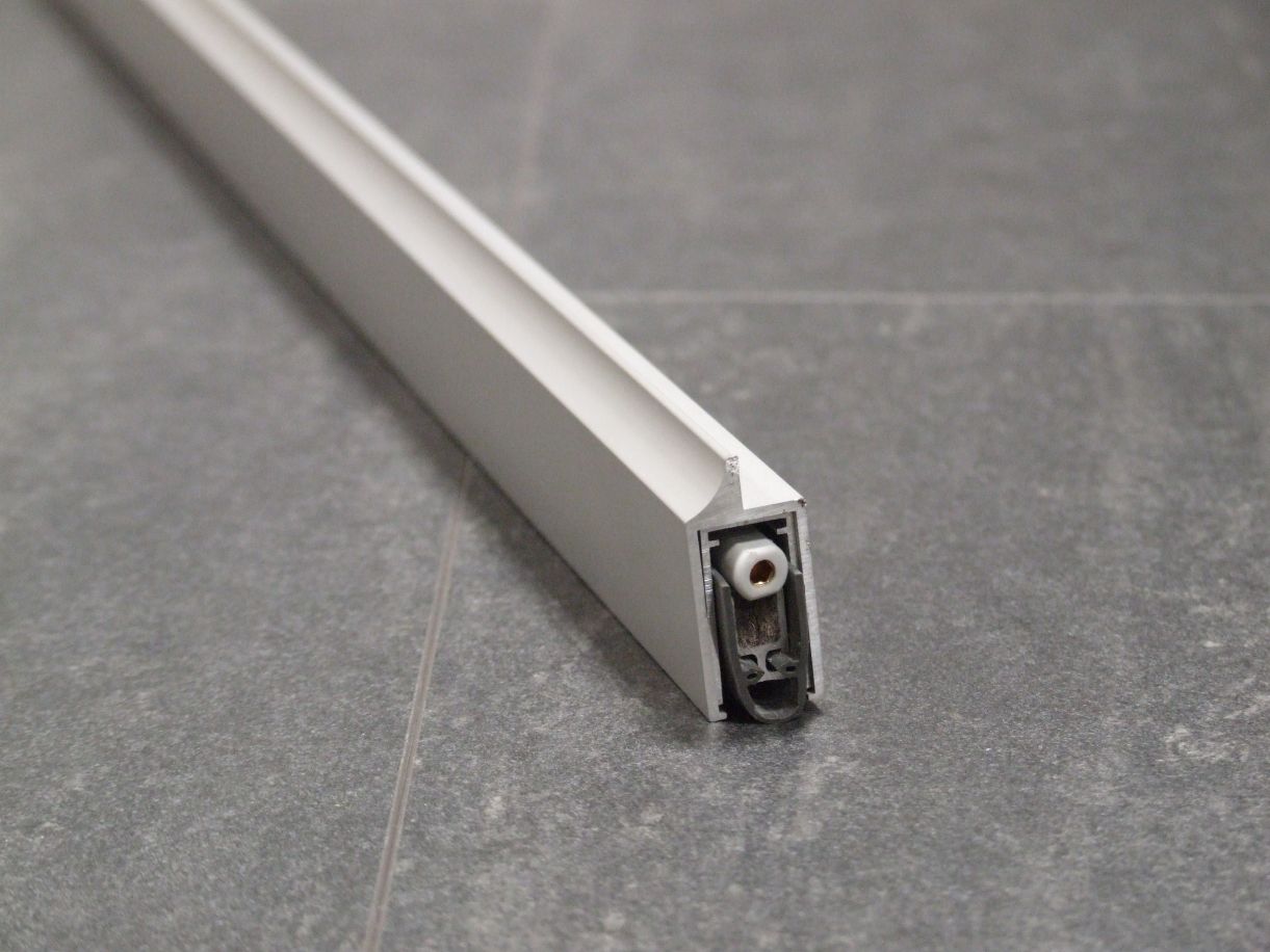 Planet Absenkdichtung KG-D8, 959 mm, 

für Glastür 8 mm, Aluminium silberfarbig eloxiert, 

95010103

Abverkauf / Sonderpreis

