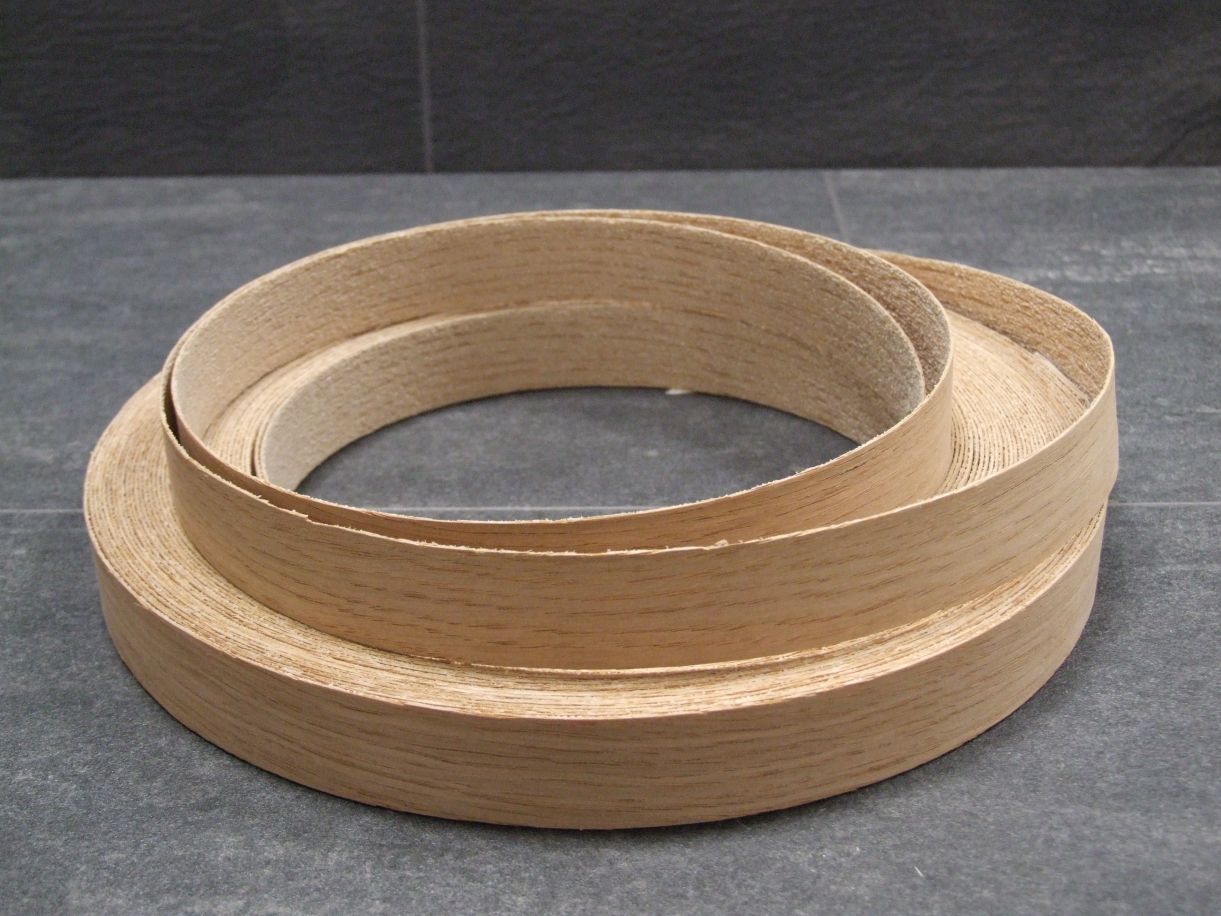 Furnierkante europ. Eiche geschliffen 

0,5x24 mm; mit Schmelzkleber, 071.4200.02405

