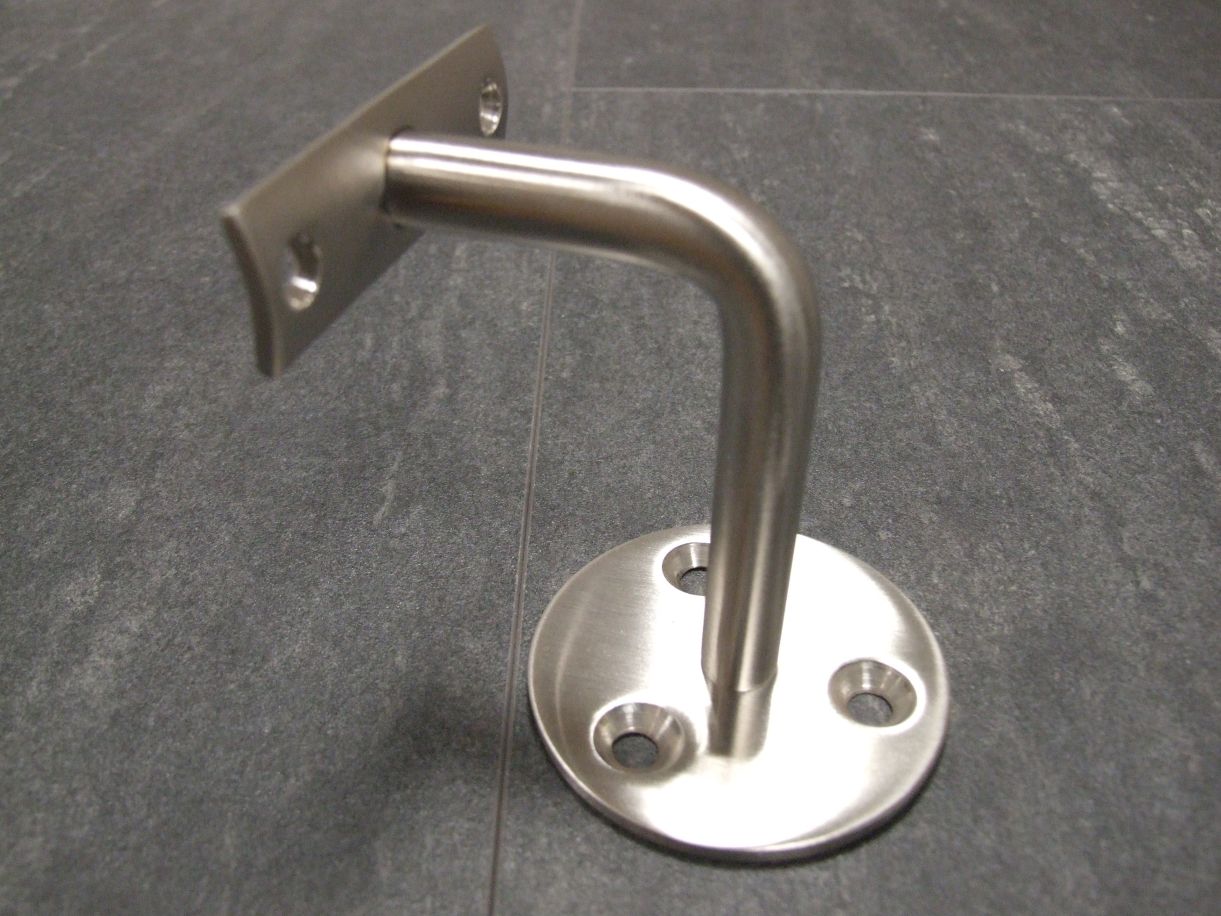 Handlaufhalter 34.35.0500, Edelstahl

gewölbte Auflage, zum Anschrauben

Platte Ø 64 x 4 mm, Wandabstand 75 mm

