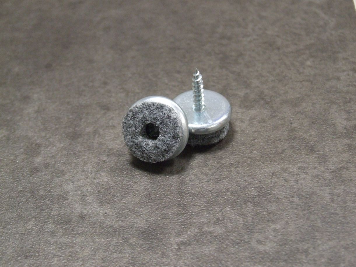Filz-Möbelgleiter mit Schraube Ø 20 mm, 

Eisen vernickelt, H=10 mm. 30.81.501.1




